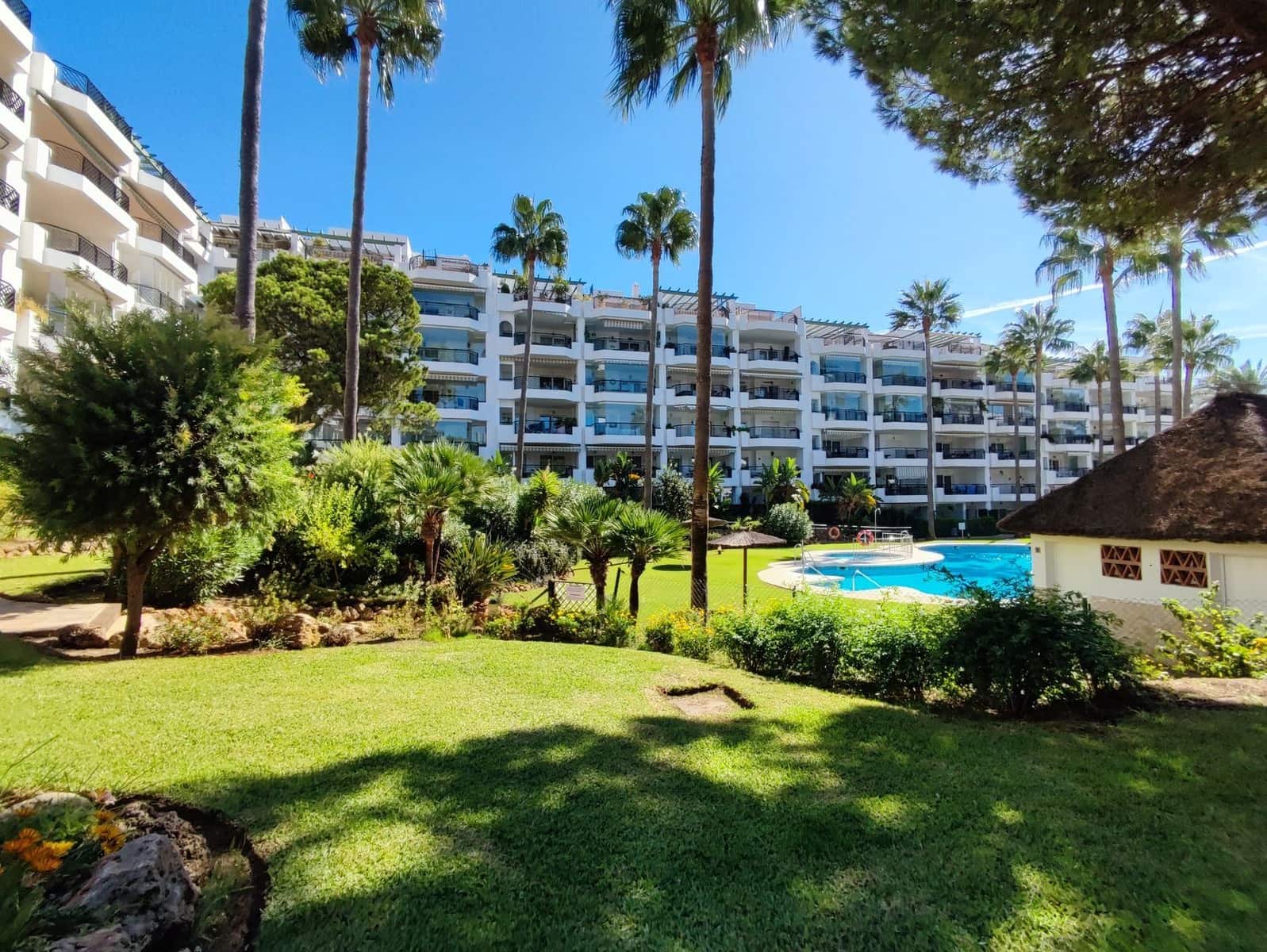 2 soveværelse Strandlejlighed til salg i Calahonda med swimmingpool garage - € 610.000 (Ref: 8598672)