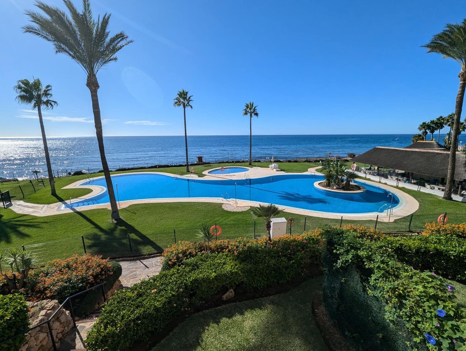 2 soveværelse Strandlejlighed til salg i Calahonda med swimmingpool garage - € 610.000 (Ref: 8598672)