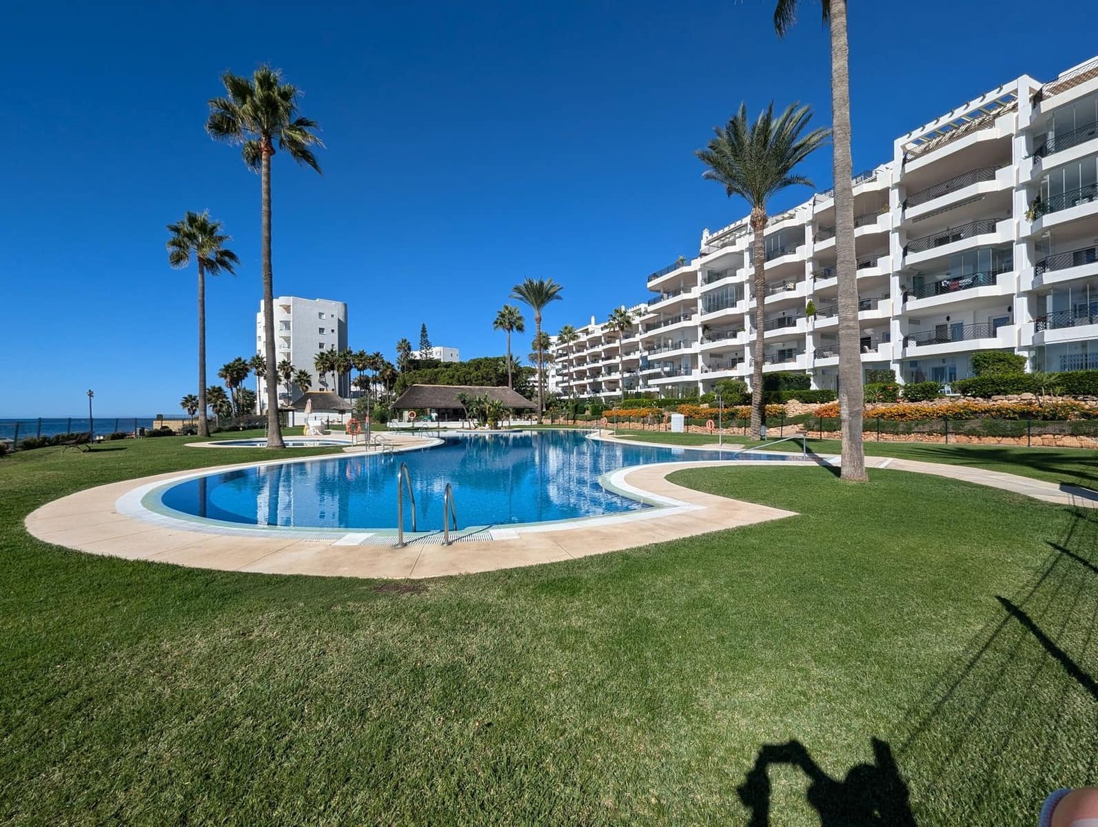 2 soveværelse Strandlejlighed til salg i Calahonda med swimmingpool garage - € 610.000 (Ref: 8598672)