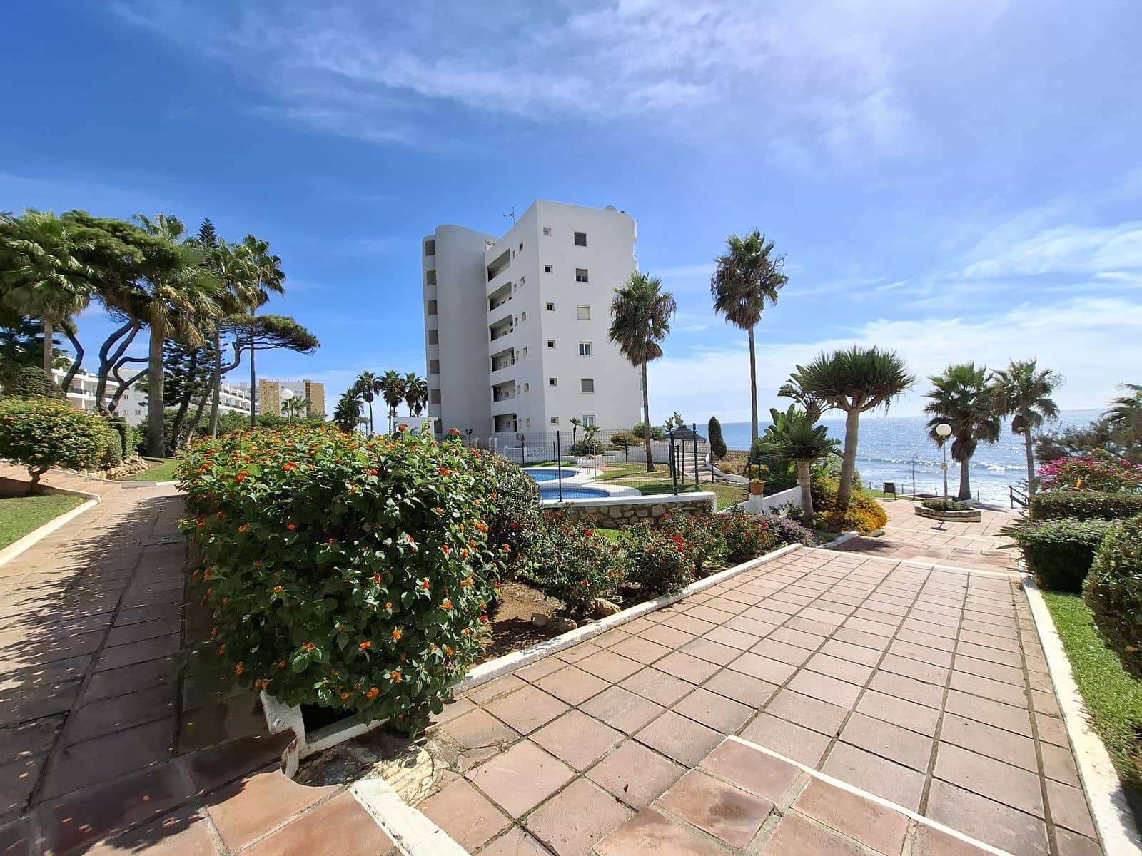 2 soveværelse Strandlejlighed til salg i Calahonda med swimmingpool garage - € 498.000 (Ref: 8600284)