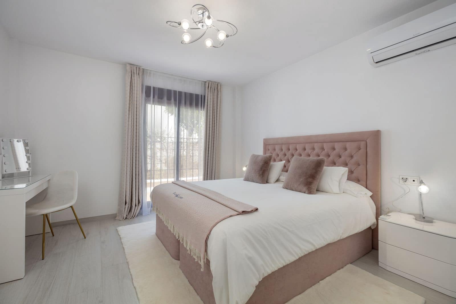 3 bedroom Apartment for sale in Nueva Andalucia with pool garage - € 595,000 (Ref: 8600818)