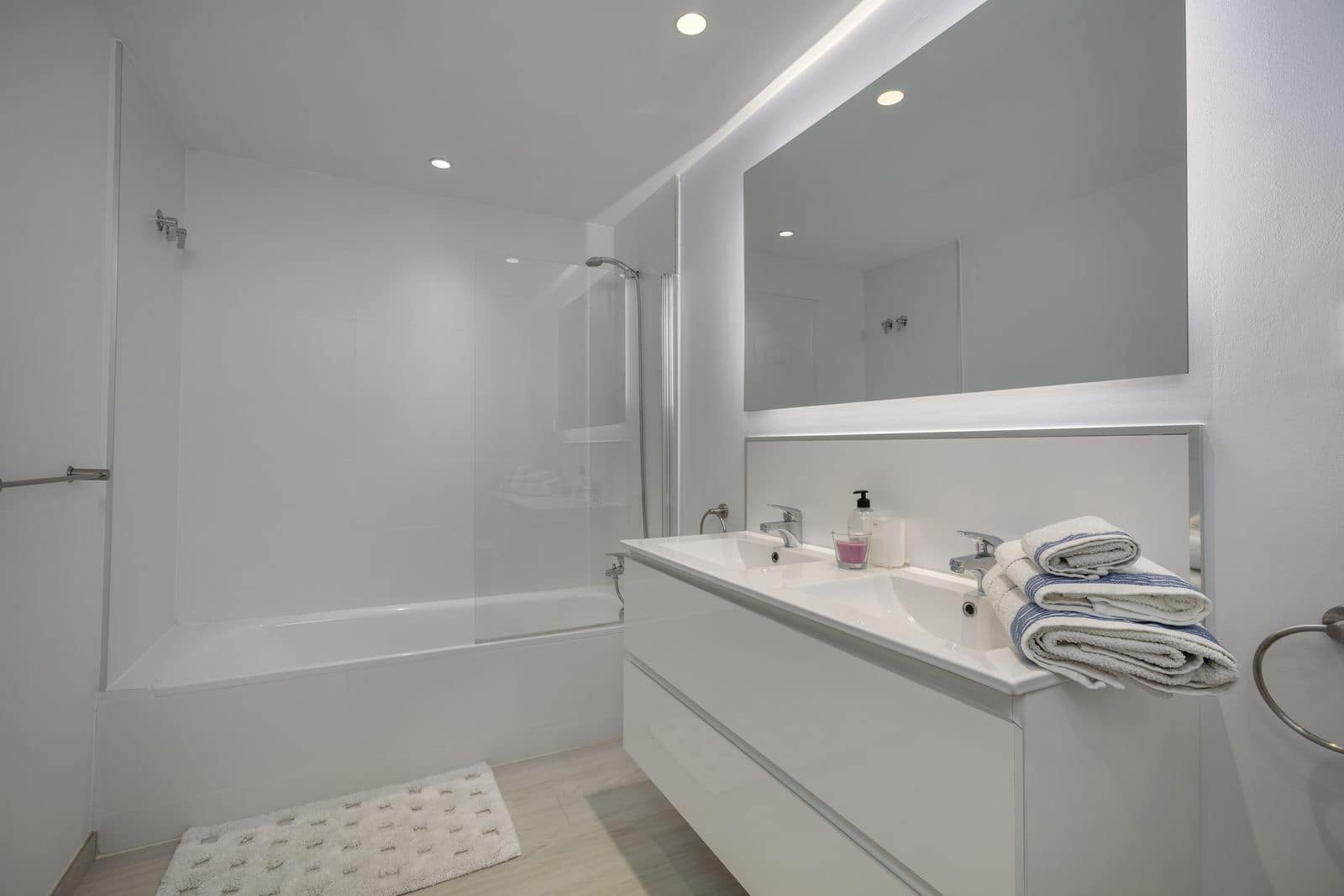 3 bedroom Apartment for sale in Nueva Andalucia with pool garage - € 595,000 (Ref: 8600818)