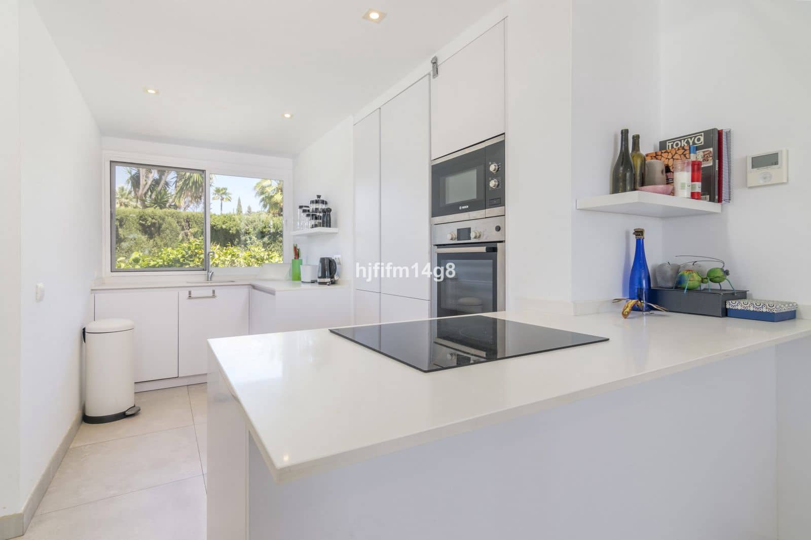 2 bedroom Apartment for sale in Nueva Andalucia with pool garage - € 525,000 (Ref: 8602646)