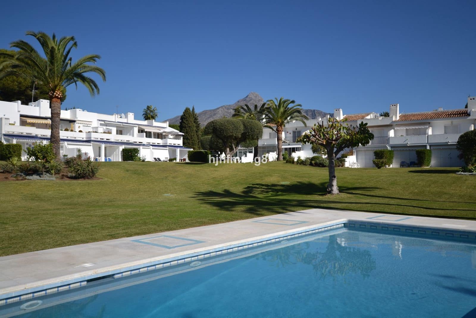 2 bedroom Apartment for sale in Nueva Andalucia with pool garage - € 525,000 (Ref: 8602646)