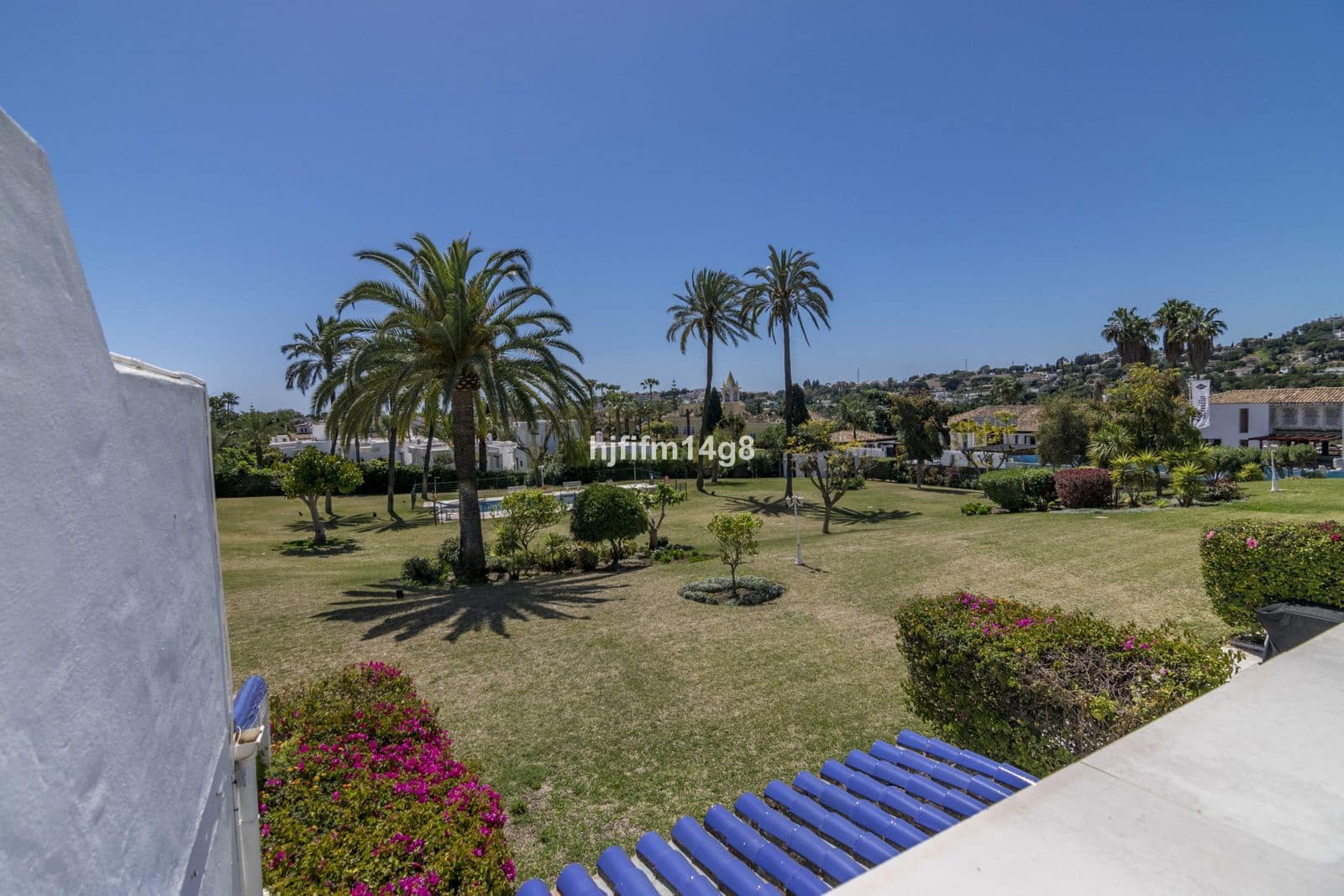 2 bedroom Apartment for sale in Nueva Andalucia with pool garage - € 525,000 (Ref: 8602646)