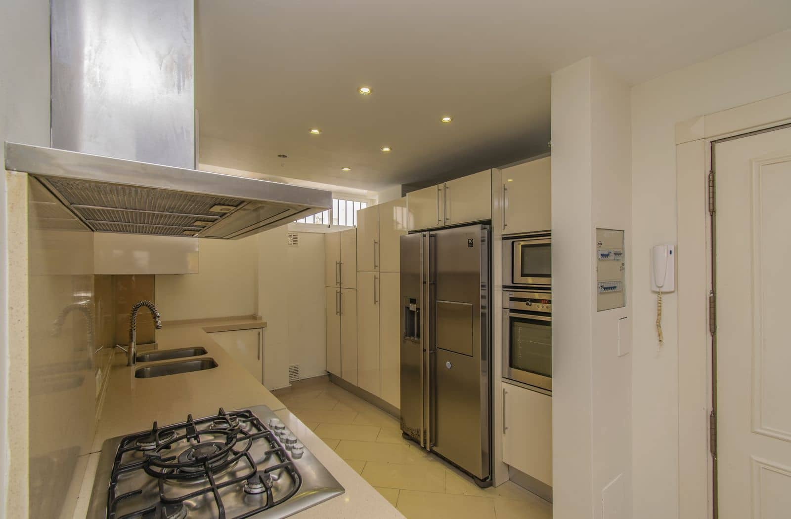 3 soverom Leilighet til salgs i Nueva Andalucia med svømmebasseng garasje - € 425 000 (Ref: 8613791)