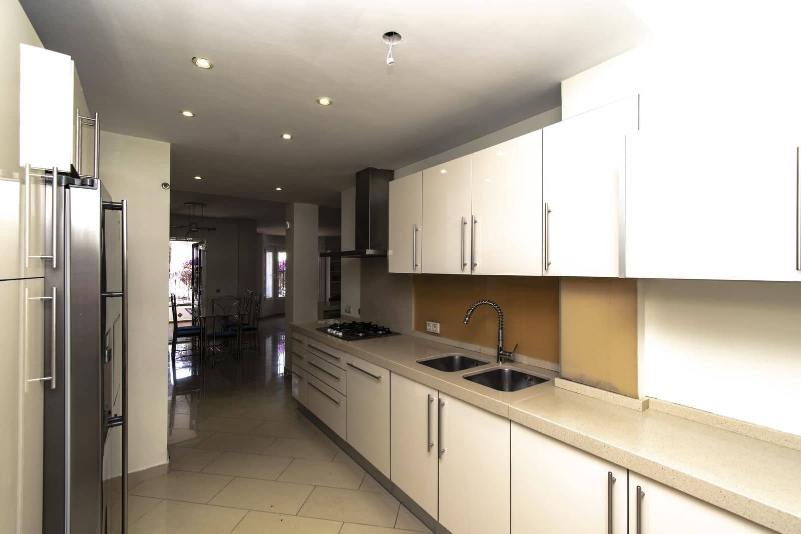 3 soverom Leilighet til salgs i Nueva Andalucia med svømmebasseng garasje - € 425 000 (Ref: 8613791)