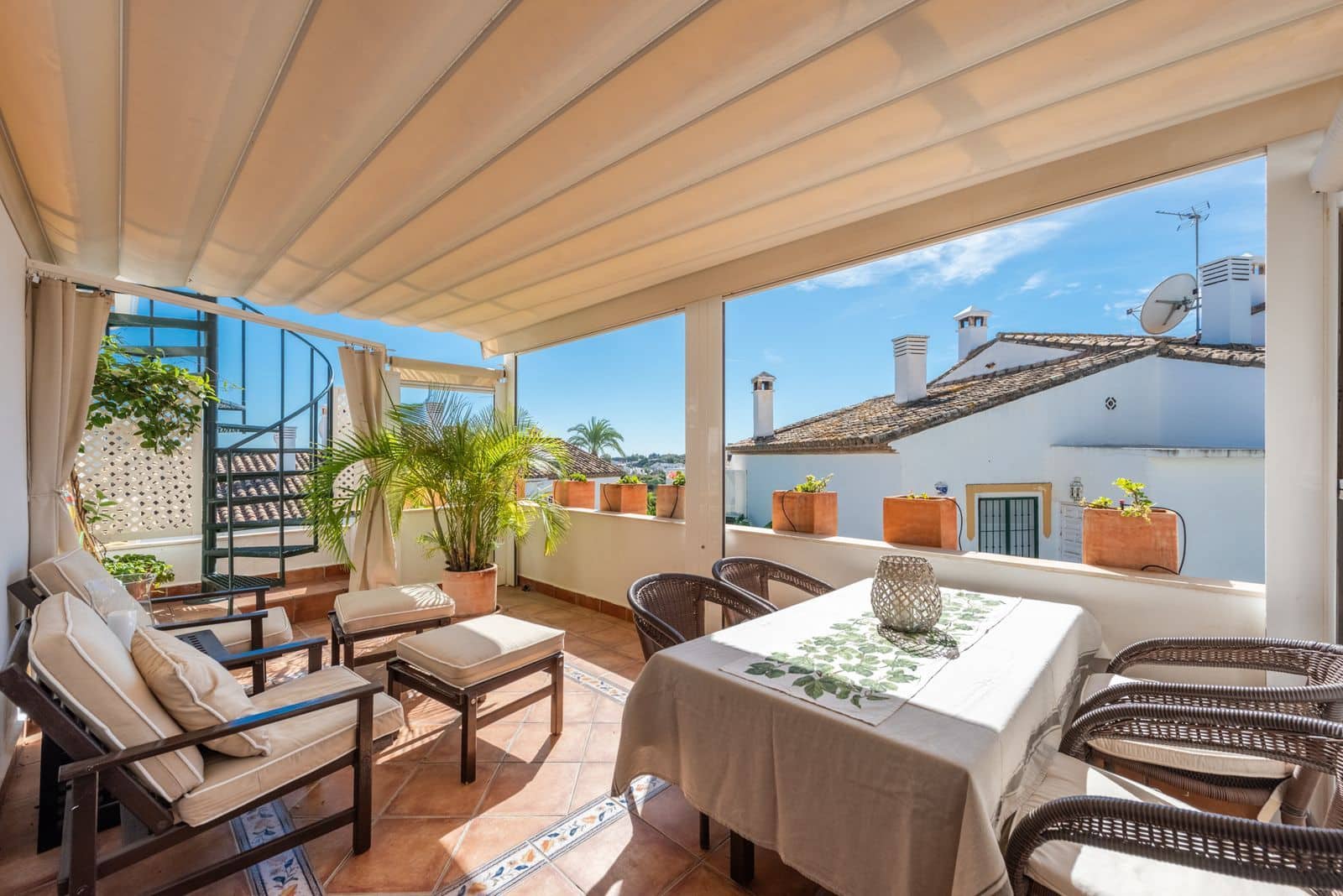 3 soverom Hus til salgs i La Quinta med svømmebasseng garasje - € 649 000 (Ref: 8614051)