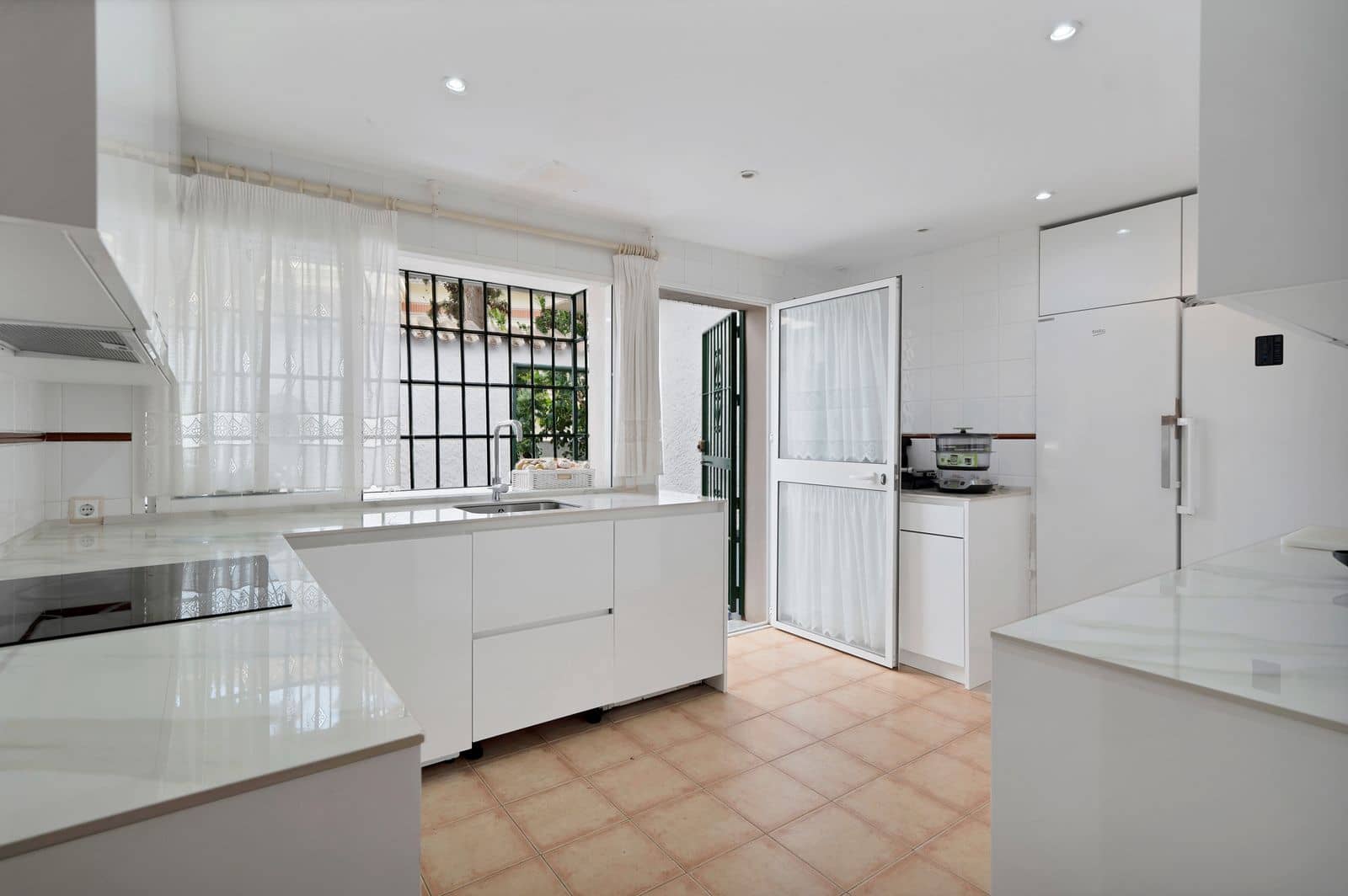 4 soveværelse Villa til salg i Marbella med swimmingpool garage - € 1.690.000 (Ref: 8614183)