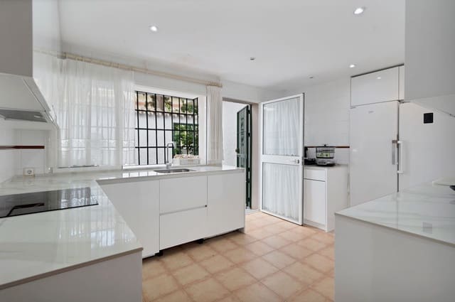 4 soverom Villa til salgs i Elviria - Cabopino, Marbella med svømmebasseng garasje - € 1 690 000 (Ref: 8614183)