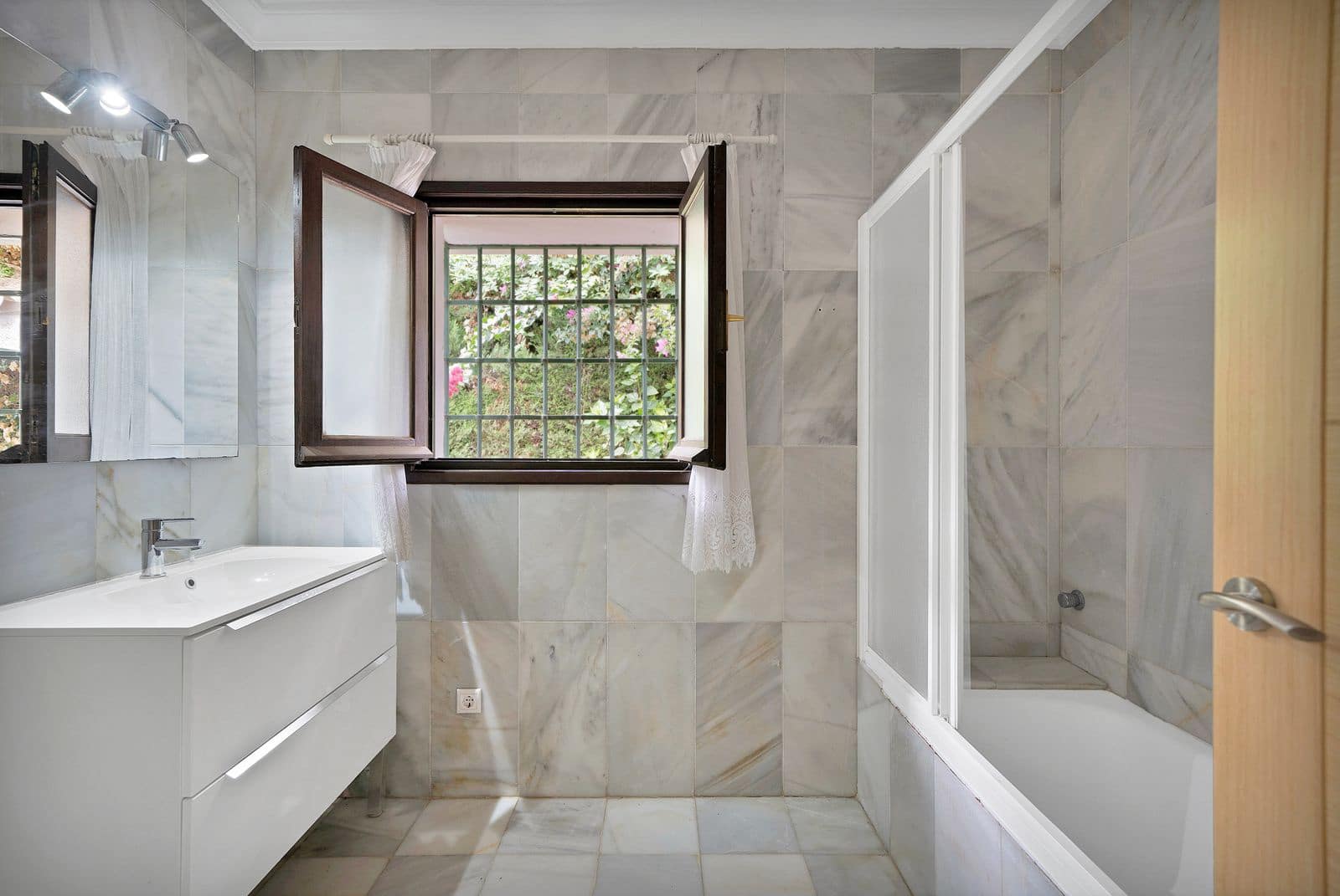 4 soveværelse Villa til salg i Marbella med swimmingpool garage - € 1.690.000 (Ref: 8614183)