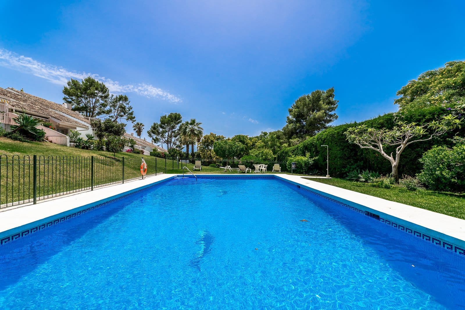3 soveværelse Byhus til salg i Nueva Andalucia med swimmingpool garage - € 525.000 (Ref: 8615759)