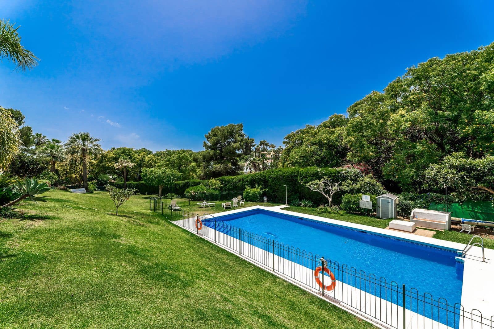 3 soveværelse Byhus til salg i Nueva Andalucia med swimmingpool garage - € 525.000 (Ref: 8615759)