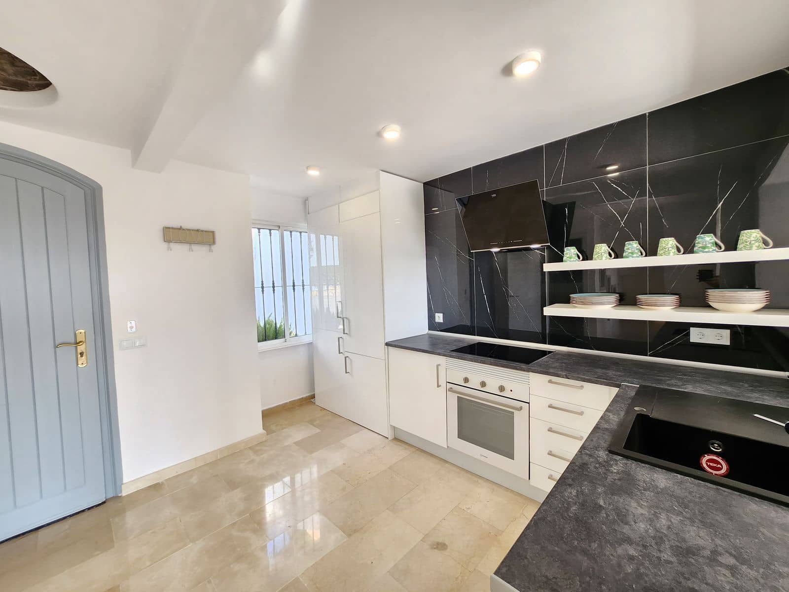 3 sypialnia Dom na sprzedaż w Calahonda z basenem garażem - 579 000 € (Ref: 8625978)