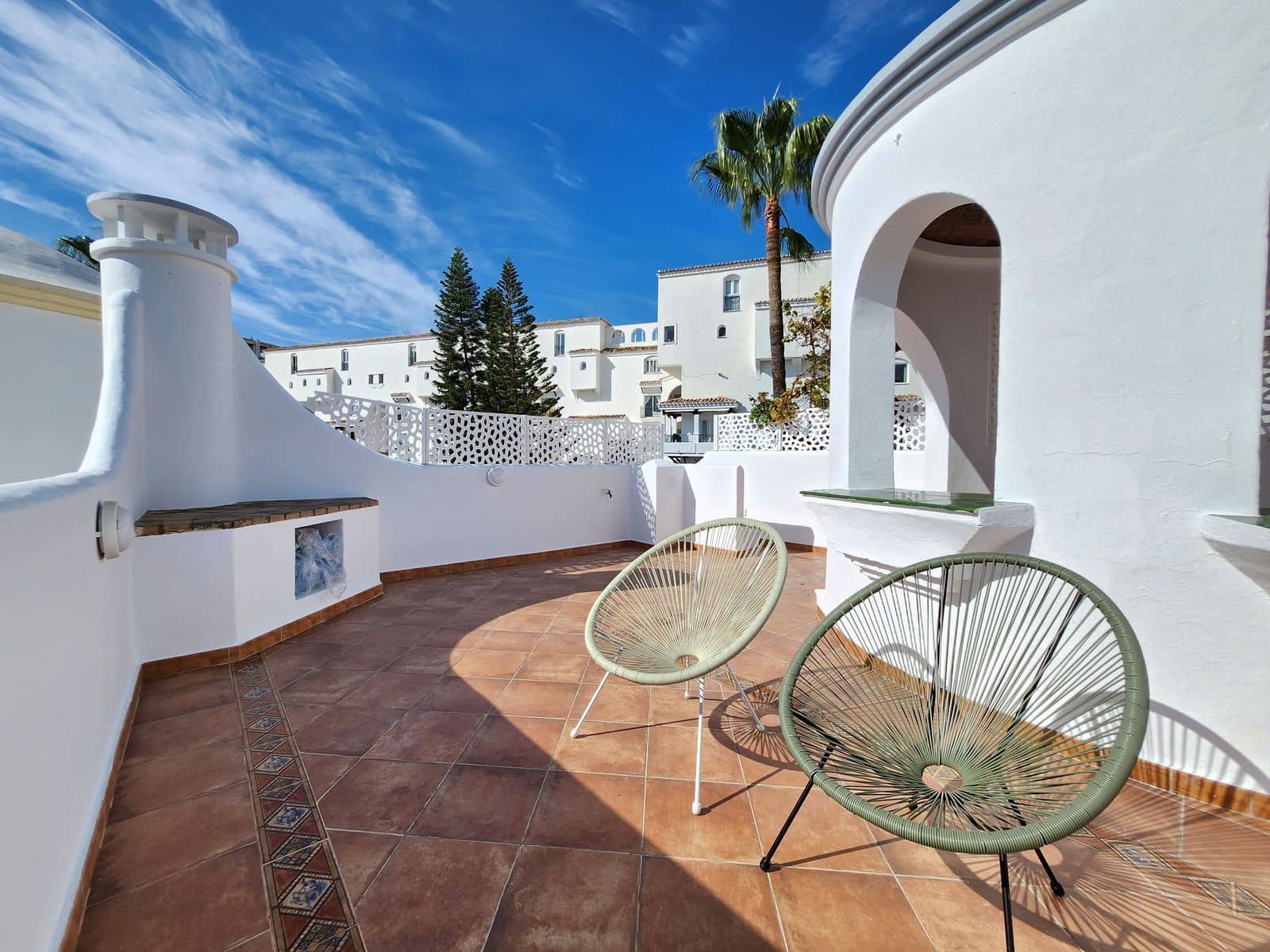 3 sypialnia Dom na sprzedaż w Calahonda z basenem garażem - 579 000 € (Ref: 8625978)