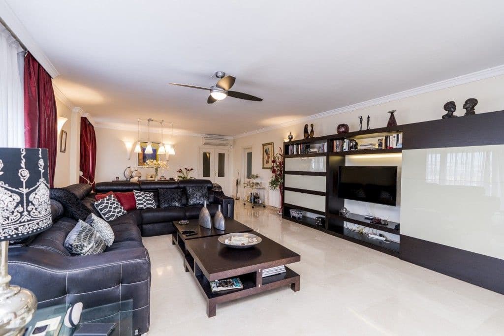 3 soveværelse Penthouse til salg i Marbella med swimmingpool garage - € 1.250.000 (Ref: 8635645)