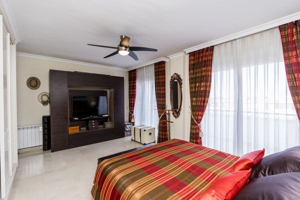 3 soveværelse Penthouse til salg i Marbella med swimmingpool garage - € 1.250.000 (Ref: 8635645)