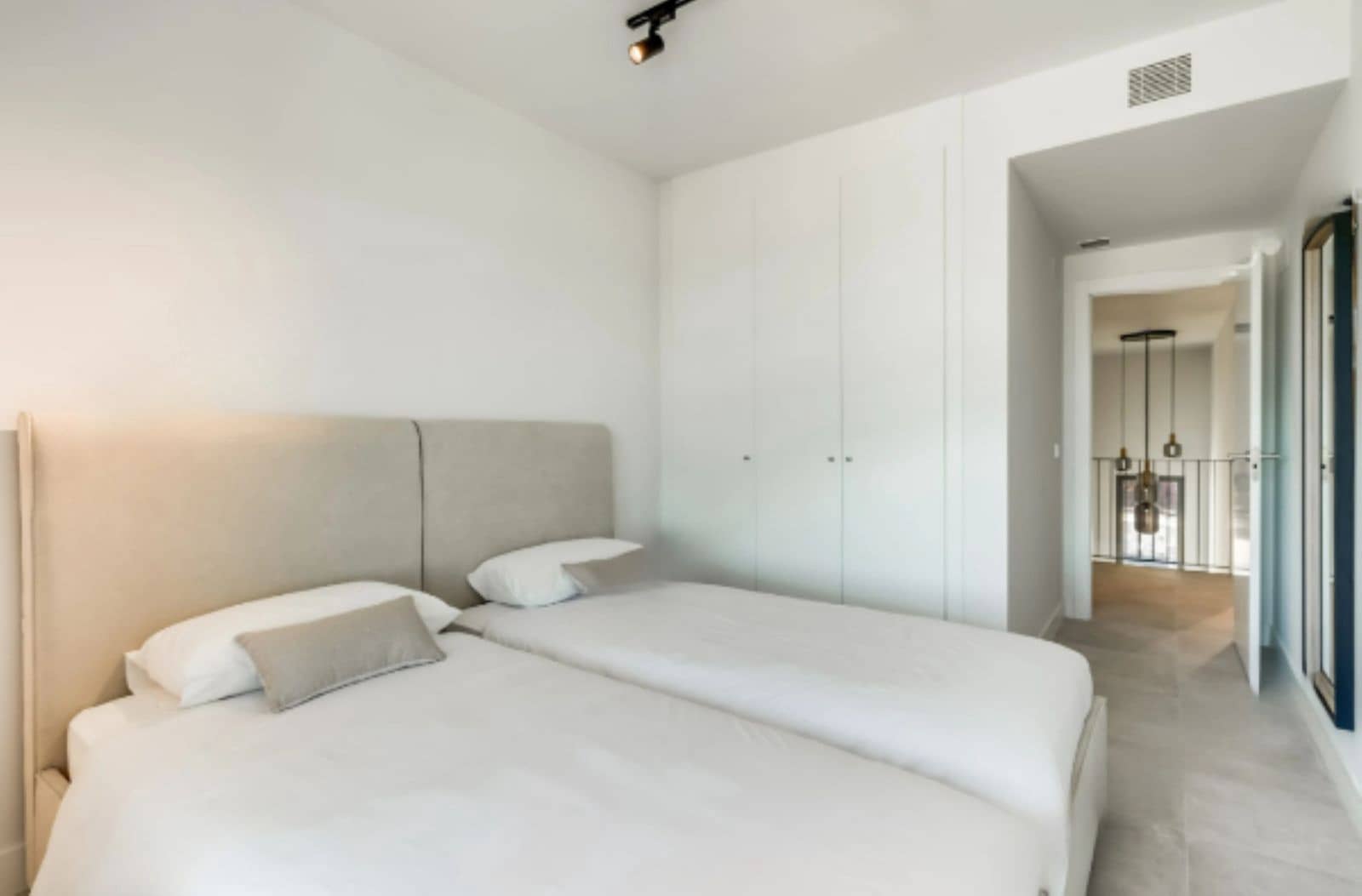 3 soveværelse Semi-Rækkehus til salg i El Chaparral med swimmingpool garage - € 895.000 (Ref: 8643894)