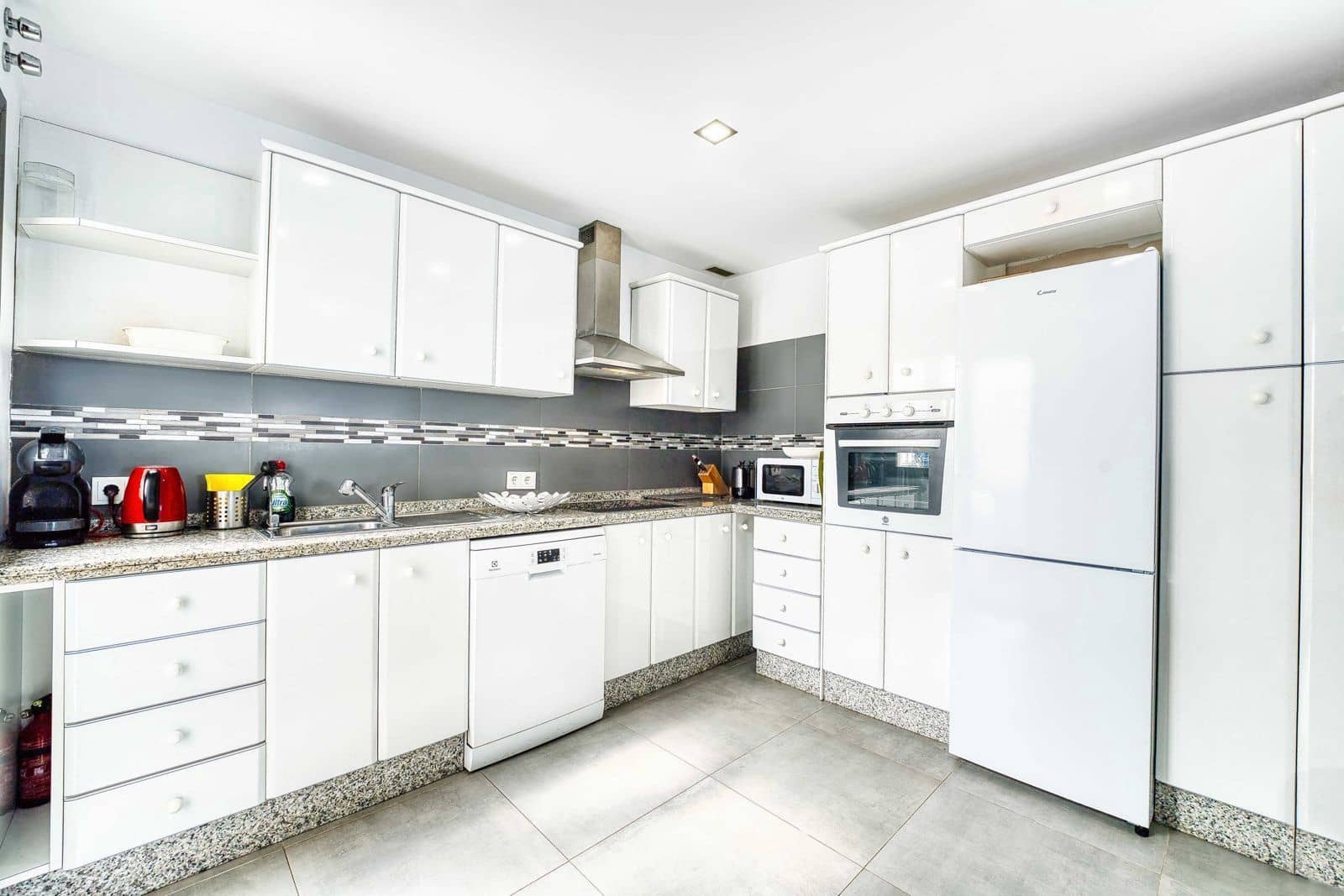 2 slaapkamer Strandappartement te koop in Elviria met zwembad garage - € 519.000 (Ref: 8690408)