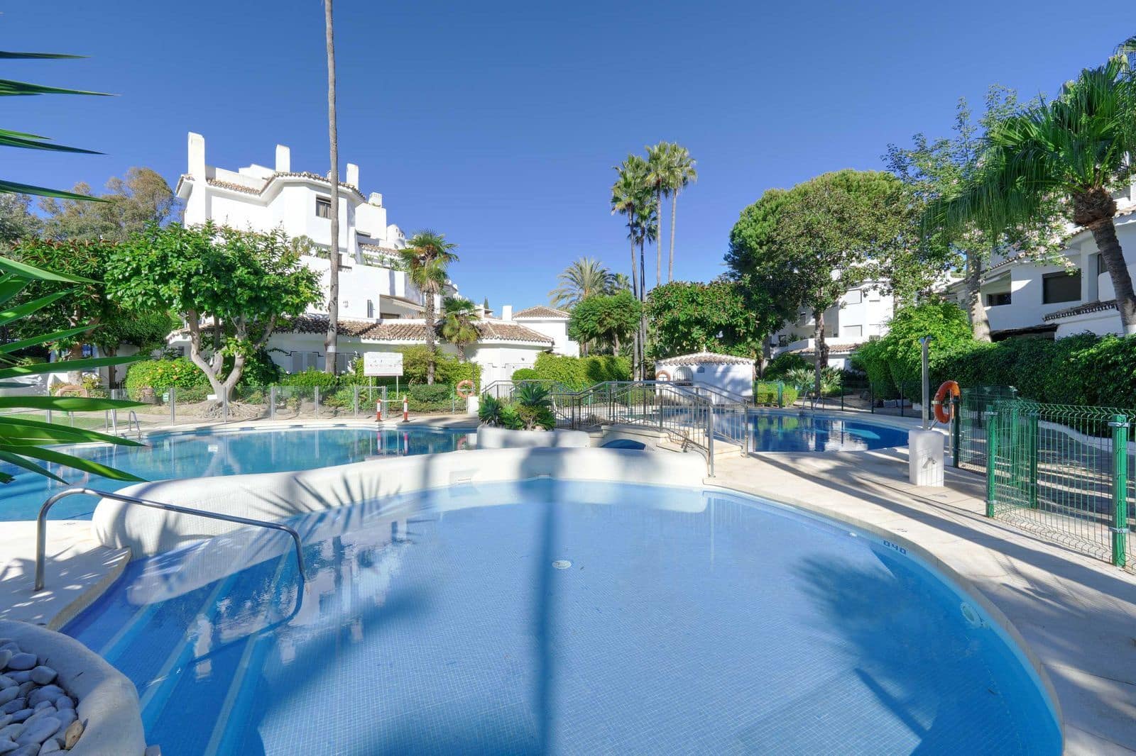 2 slaapkamer Strandappartement te koop in Elviria met zwembad garage - € 519.000 (Ref: 8690408)