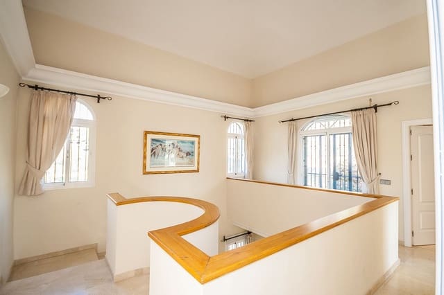 5 soveværelse Villa til salg i Elviria, Marbella med swimmingpool garage - € 1.295.000 (Ref: 8690410)