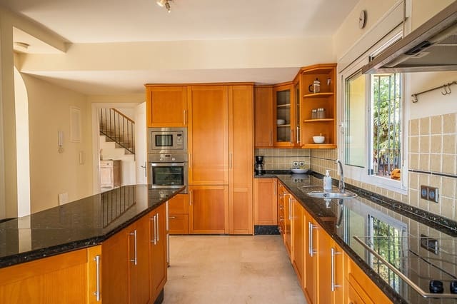 5 soveværelse Villa til salg i Elviria, Marbella med swimmingpool garage - € 1.295.000 (Ref: 8690410)