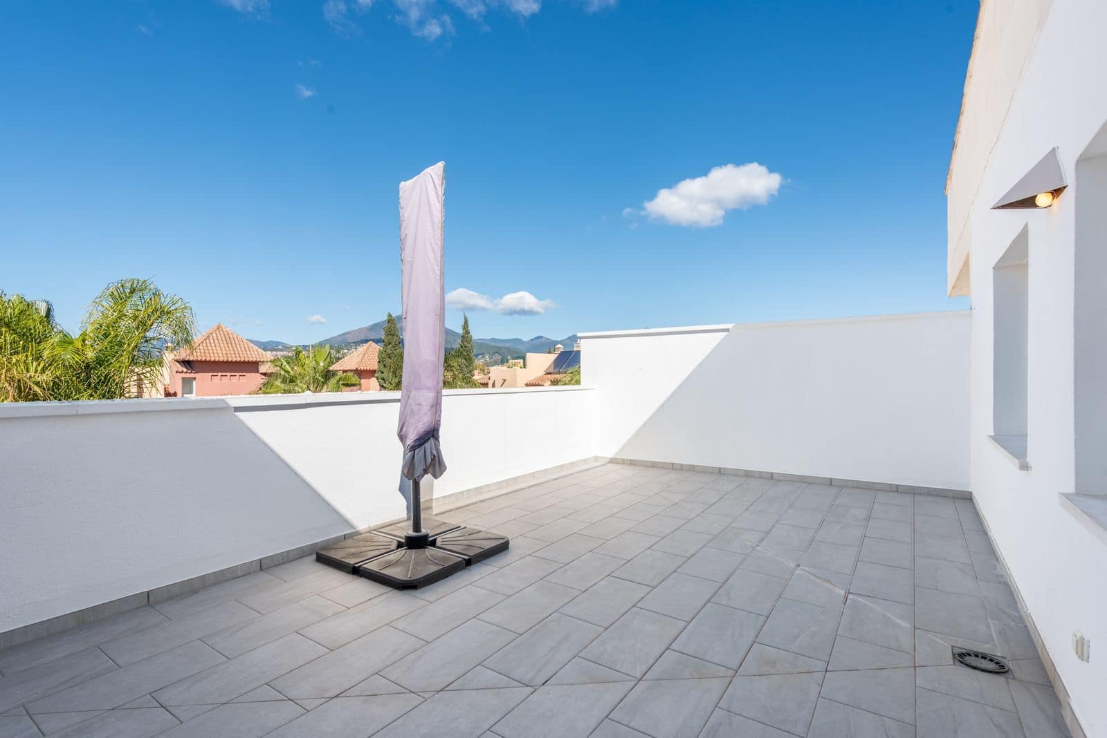 2 soverom Penthouse til salgs i Nueva Andalucia med svømmebasseng garasje - € 435 000 (Ref: 8744724)