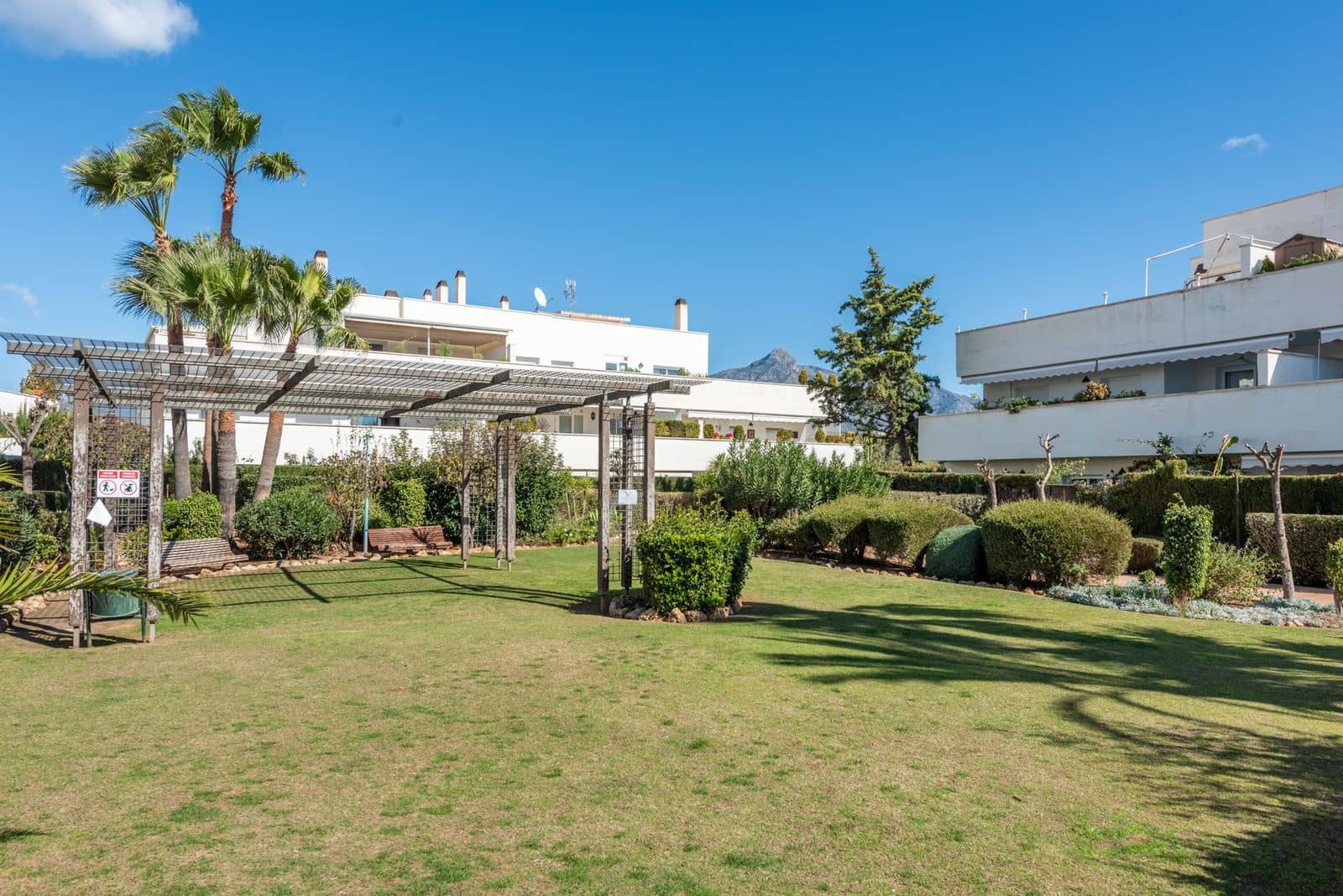 2 soverom Penthouse til salgs i Nueva Andalucia med svømmebasseng garasje - € 435 000 (Ref: 8744724)