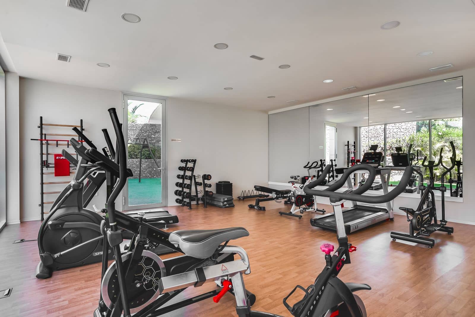 2 sovrum Strandlägenhet till salu i Estepona med pool garage - 998 000 € (Ref: 8744749)