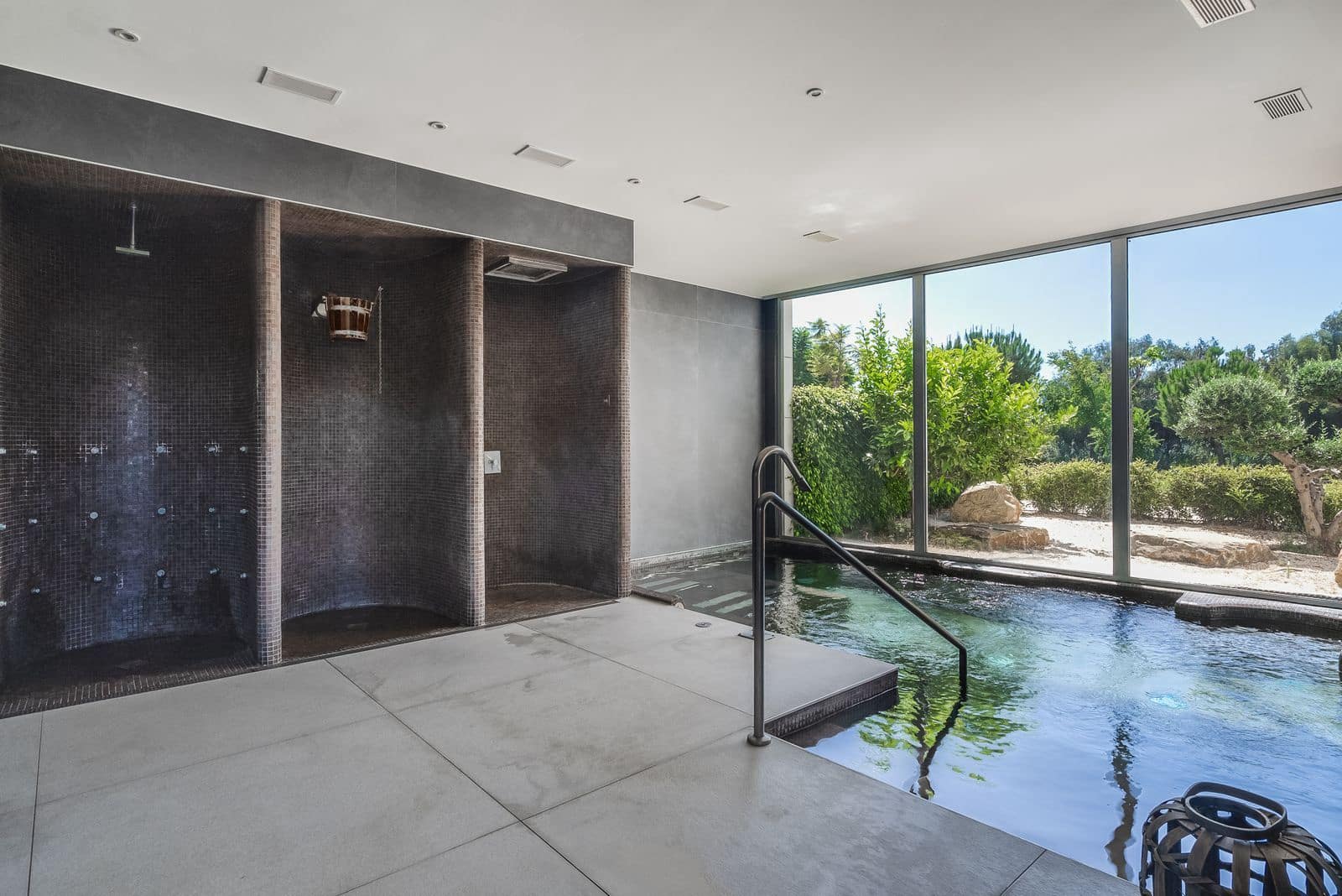 2 sovrum Strandlägenhet till salu i Estepona med pool garage - 998 000 € (Ref: 8744749)