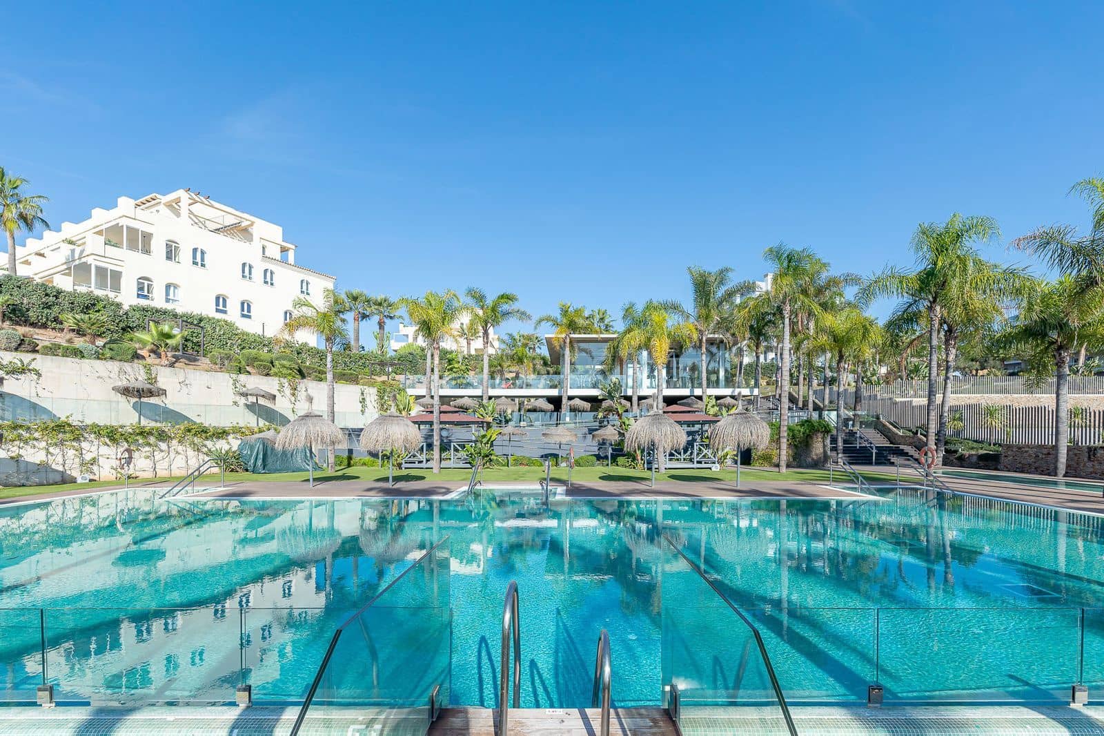 3 soveværelse Lejlighed til salg i El Faro med swimmingpool garage - € 625.000 (Ref: 8765868)