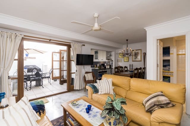 3 soverom Kjedet enebolig til salgs i Estepona med svømmebasseng garasje - € 619 000 (Ref: 8772646)