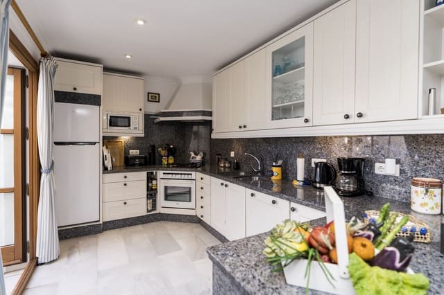 3 soverom Kjedet enebolig til salgs i Estepona med svømmebasseng garasje - € 619 000 (Ref: 8772646)