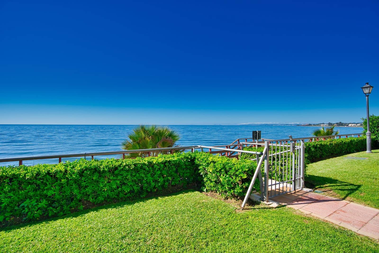 3 soveværelse Semi-Rækkehus til salg i Estepona med swimmingpool garage - € 619.000 (Ref: 8772646)