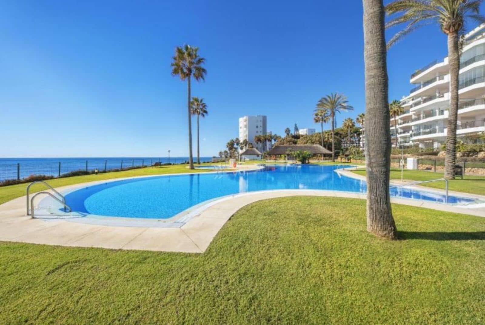 2 sovrum Strandlägenhet till salu i Calahonda med pool garage - 535 000 € (Ref: 8776884)