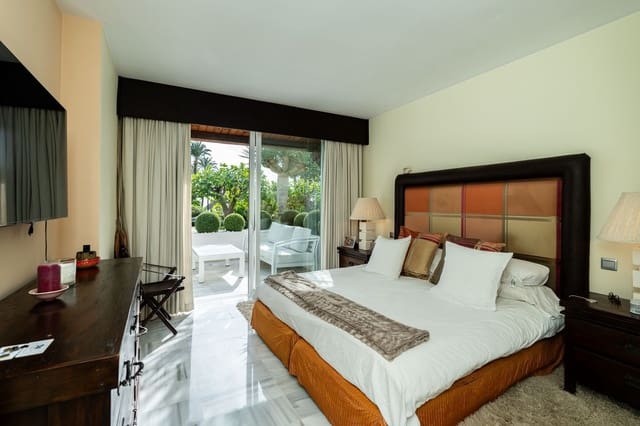 2 soverom Strandleiligheter til salgs i Estepona med svømmebasseng garasje - € 895 000 (Ref: 8785592)