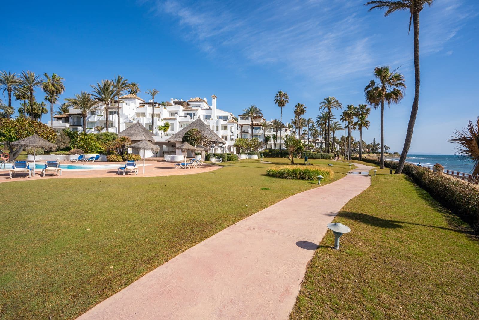 2 soverom Strandleiligheter til salgs i Estepona med svømmebasseng garasje - € 895 000 (Ref: 8785592)