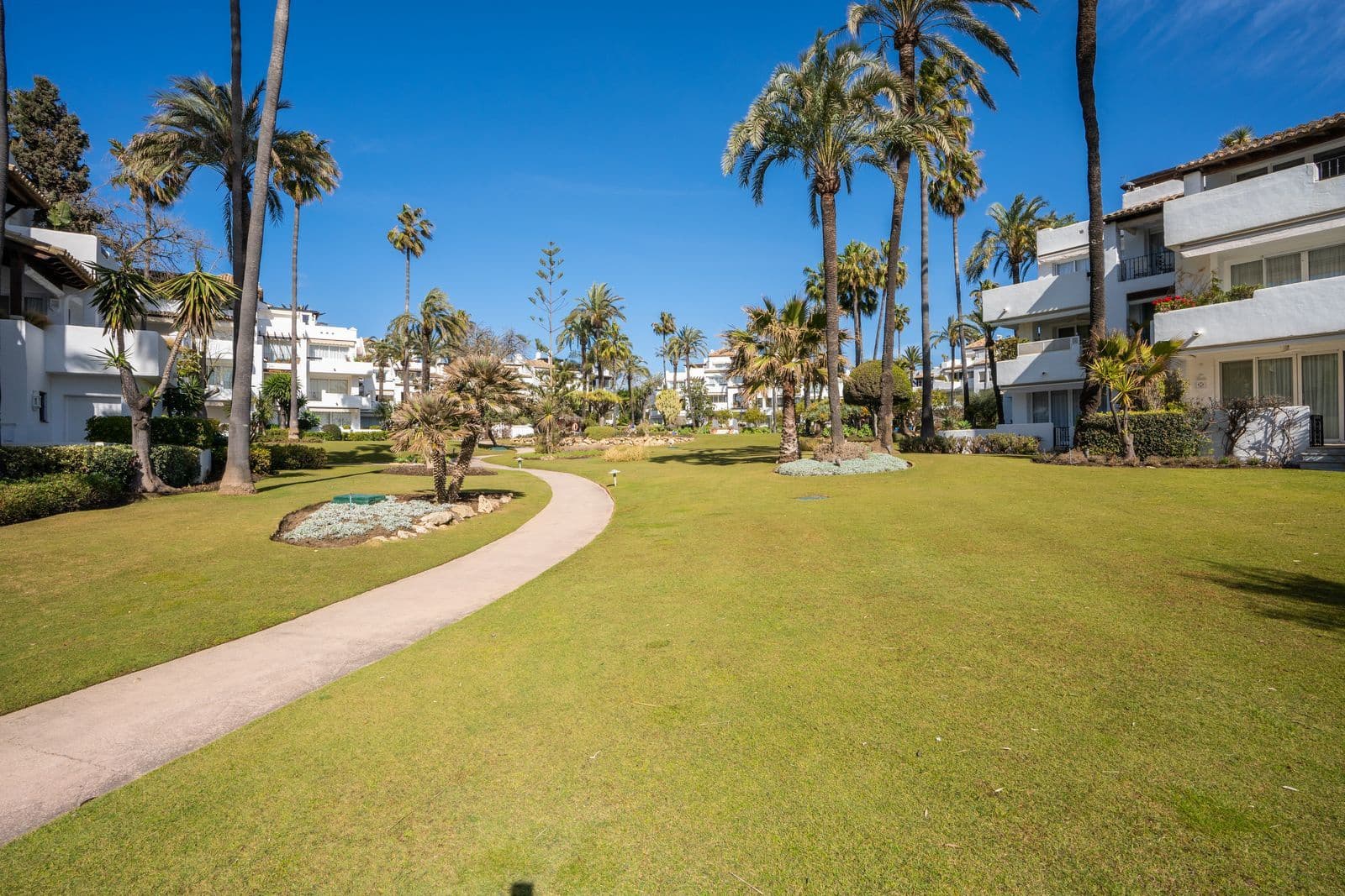 2 soverom Strandleiligheter til salgs i Estepona med svømmebasseng garasje - € 895 000 (Ref: 8785592)