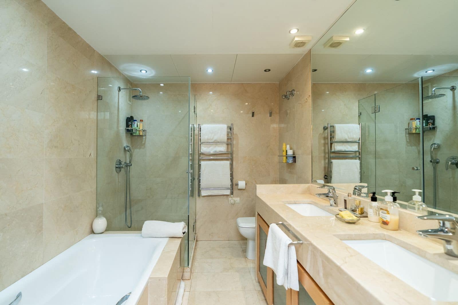 2 soverom Strandleiligheter til salgs i Estepona med svømmebasseng garasje - € 895 000 (Ref: 8785592)