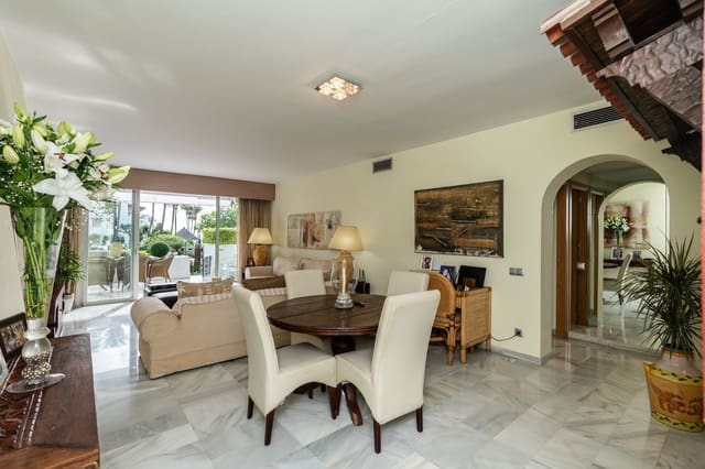 2 soverom Strandleiligheter til salgs i Estepona med svømmebasseng garasje - € 895 000 (Ref: 8785592)