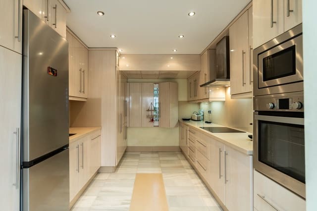 2 soverom Strandleiligheter til salgs i Estepona med svømmebasseng garasje - € 895 000 (Ref: 8785592)