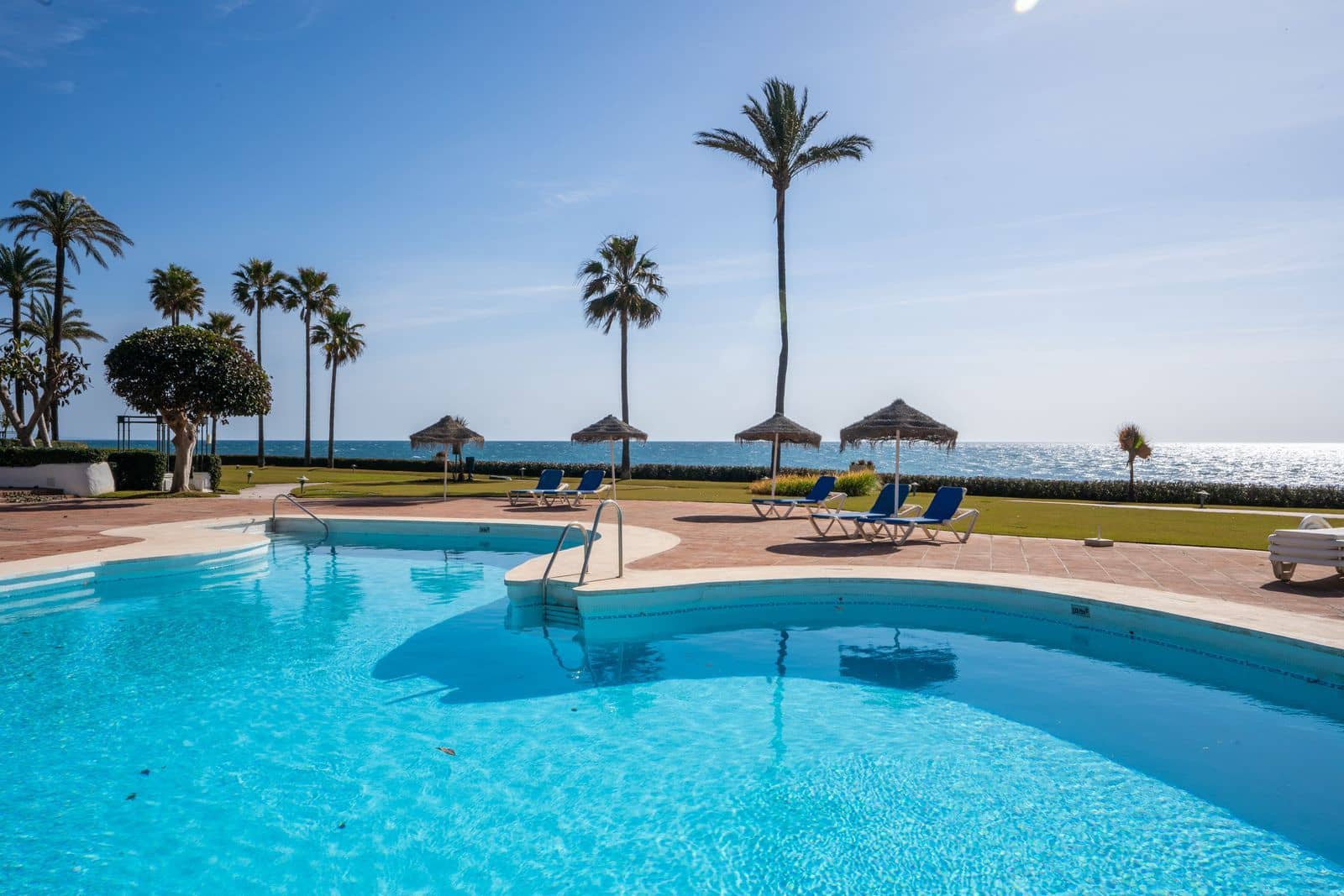2 soverom Strandleiligheter til salgs i Estepona med svømmebasseng garasje - € 895 000 (Ref: 8785592)