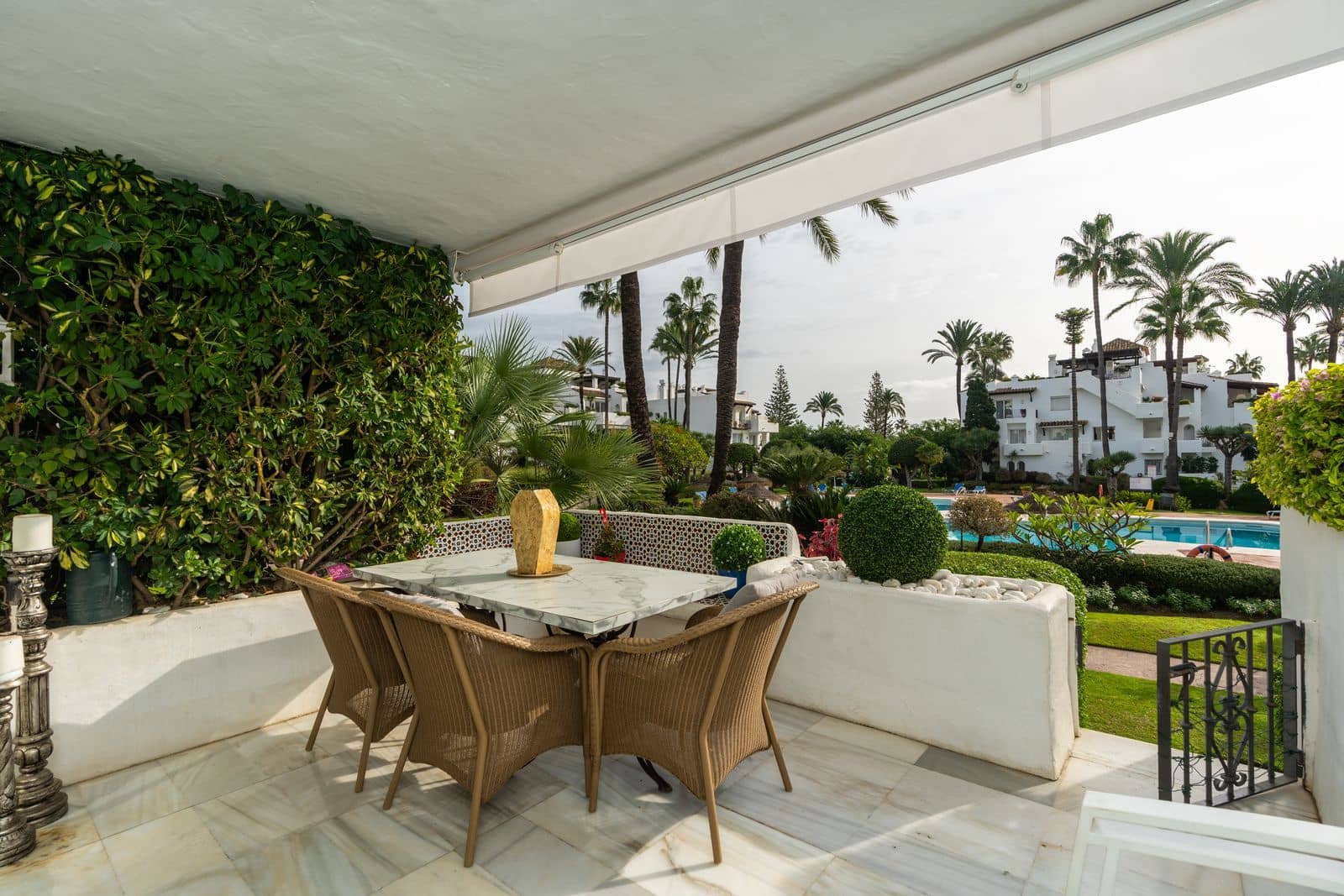 2 soverom Strandleiligheter til salgs i Estepona med svømmebasseng garasje - € 895 000 (Ref: 8785592)