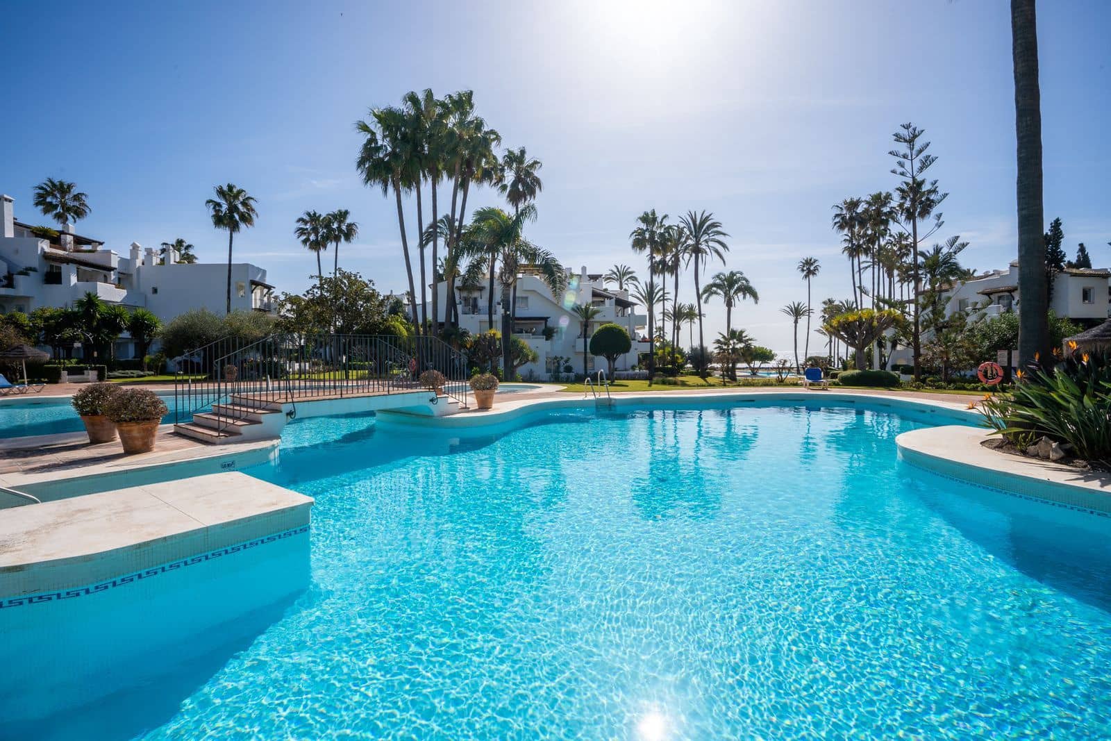 2 soverom Strandleiligheter til salgs i Estepona med svømmebasseng garasje - € 895 000 (Ref: 8785592)