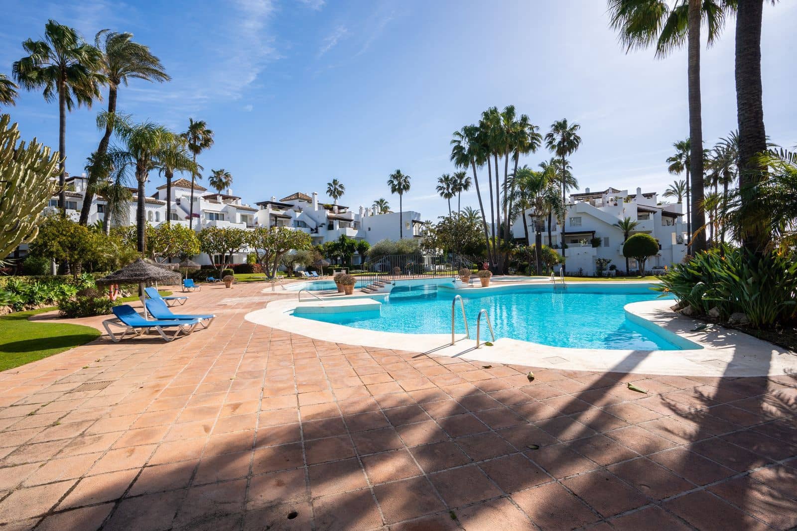 2 soverom Strandleiligheter til salgs i Estepona med svømmebasseng garasje - € 895 000 (Ref: 8785592)