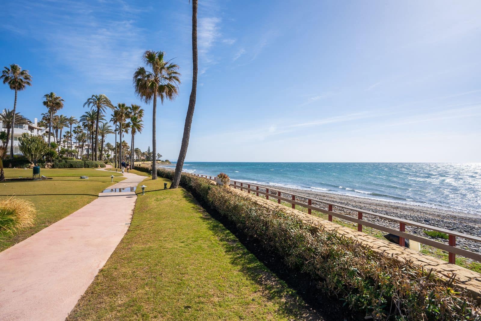 2 soverom Strandleiligheter til salgs i Estepona med svømmebasseng garasje - € 895 000 (Ref: 8785592)