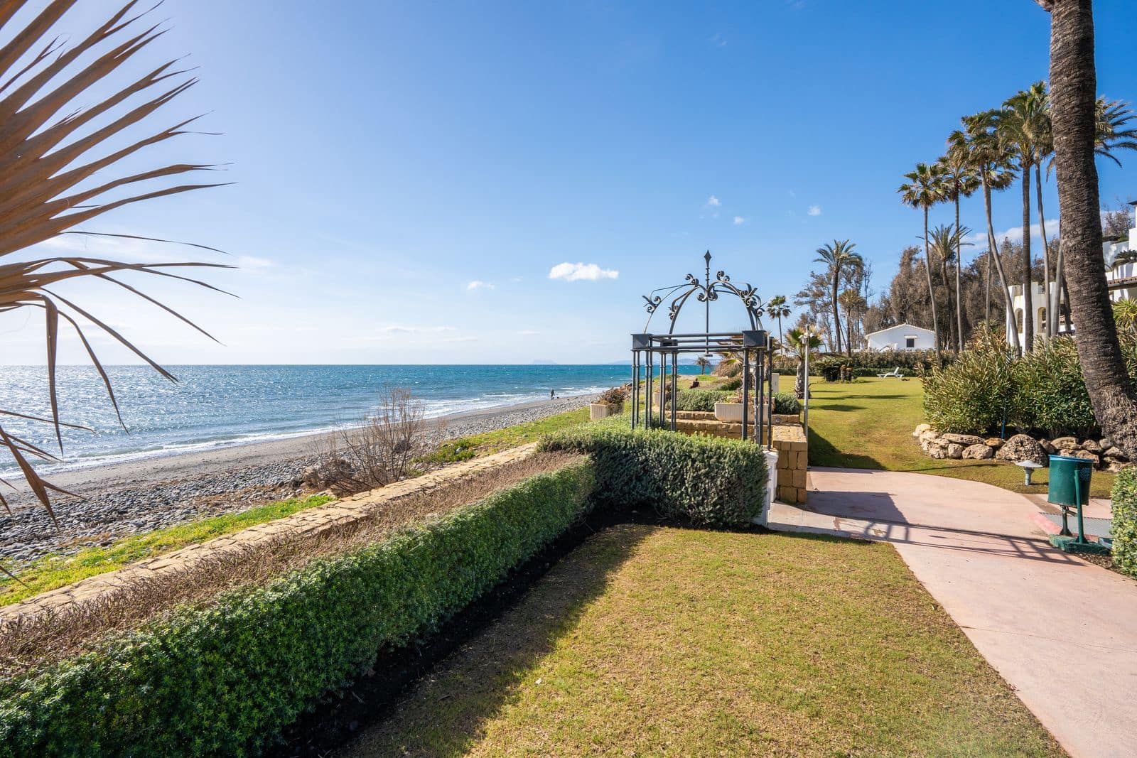 2 soverom Strandleiligheter til salgs i Estepona med svømmebasseng garasje - € 895 000 (Ref: 8785592)