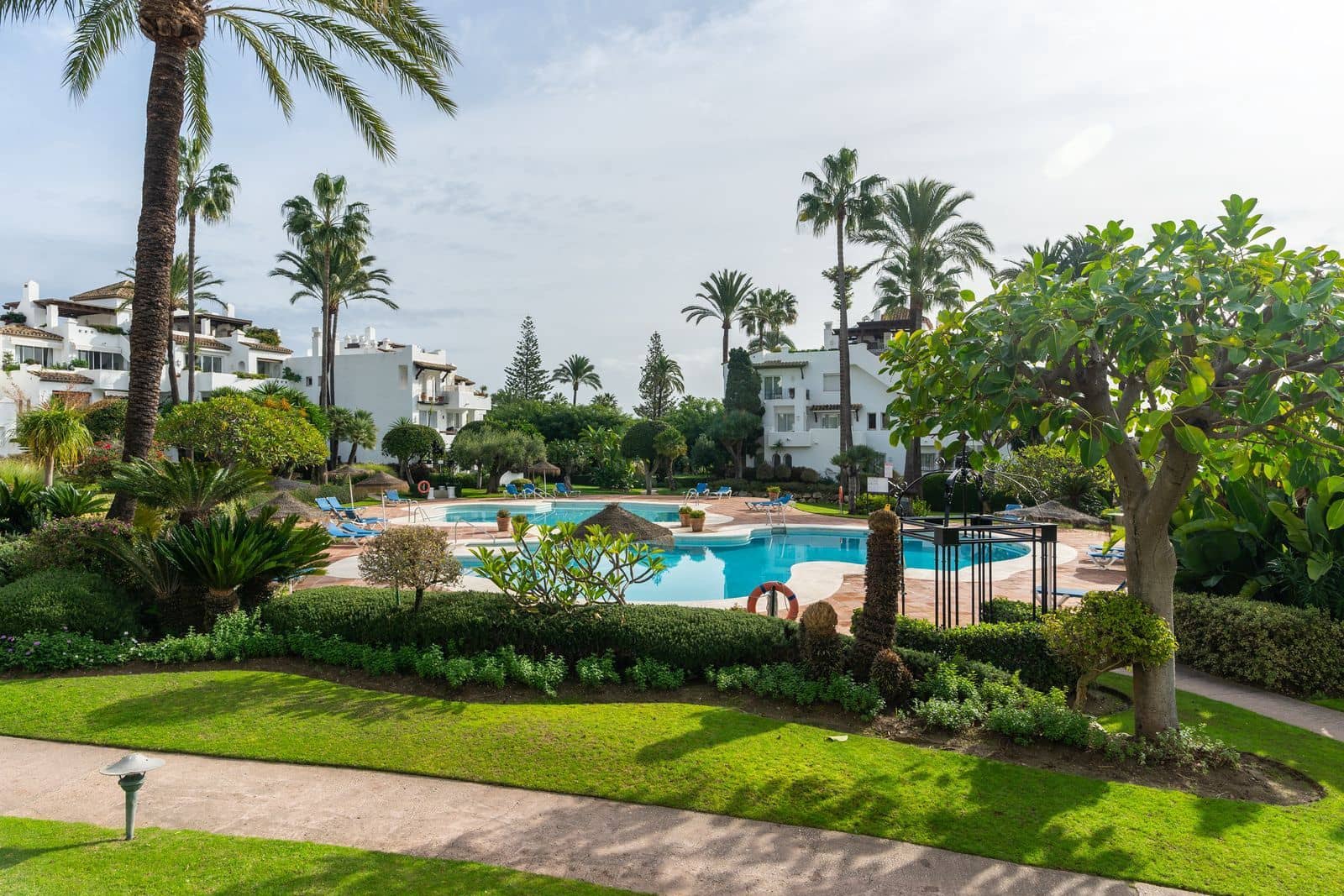 2 soverom Strandleiligheter til salgs i Estepona med svømmebasseng garasje - € 895 000 (Ref: 8785592)