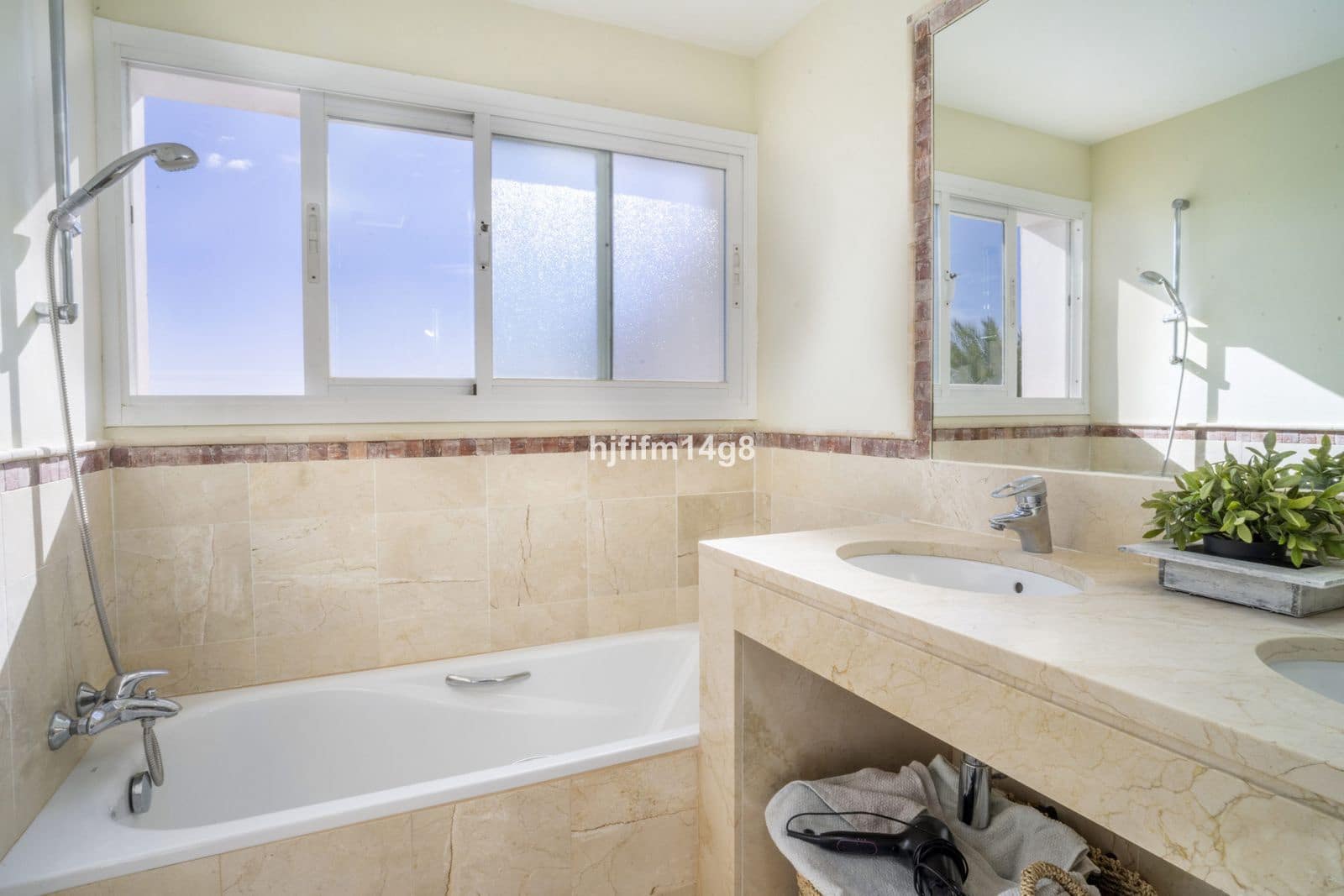 2 soverom Penthouse til salgs i Nueva Andalucia med svømmebasseng garasje - € 745 000 (Ref: 8788640)