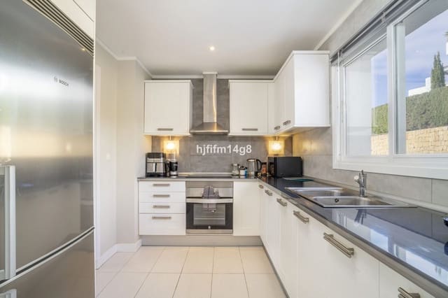 2 soverom Penthouse til salgs i Nueva Andalucia, Marbella med svømmebasseng garasje - € 745 000 (Ref: 8788640)